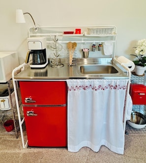 Private kitchen - Modern Cottage Suite with Private Entrance, Outdoor Patio, & Off-Street Parking (Apex)