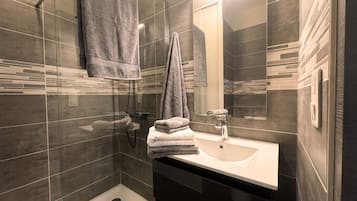 Exclusive Apartment, Private Bathroom, Park View | Bathroom