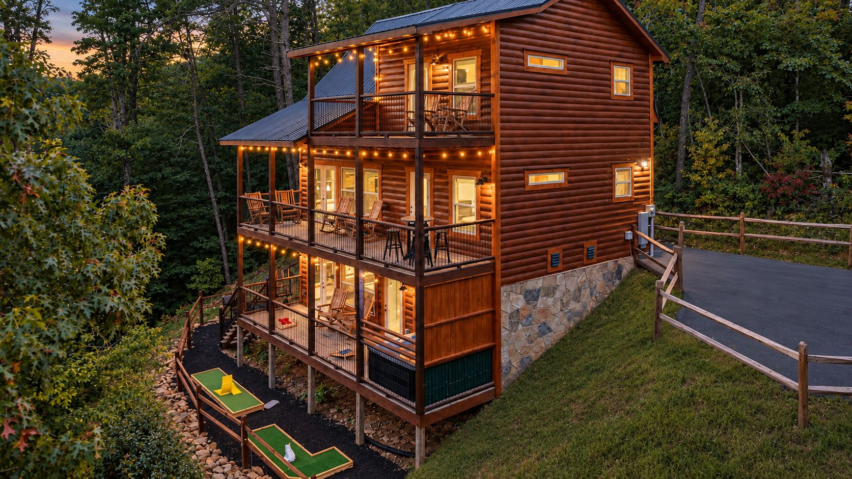 Une cabane en rondins à plusieurs niveaux, dotée d’un espace extérieur aménagé et d’une fondation en pierre.