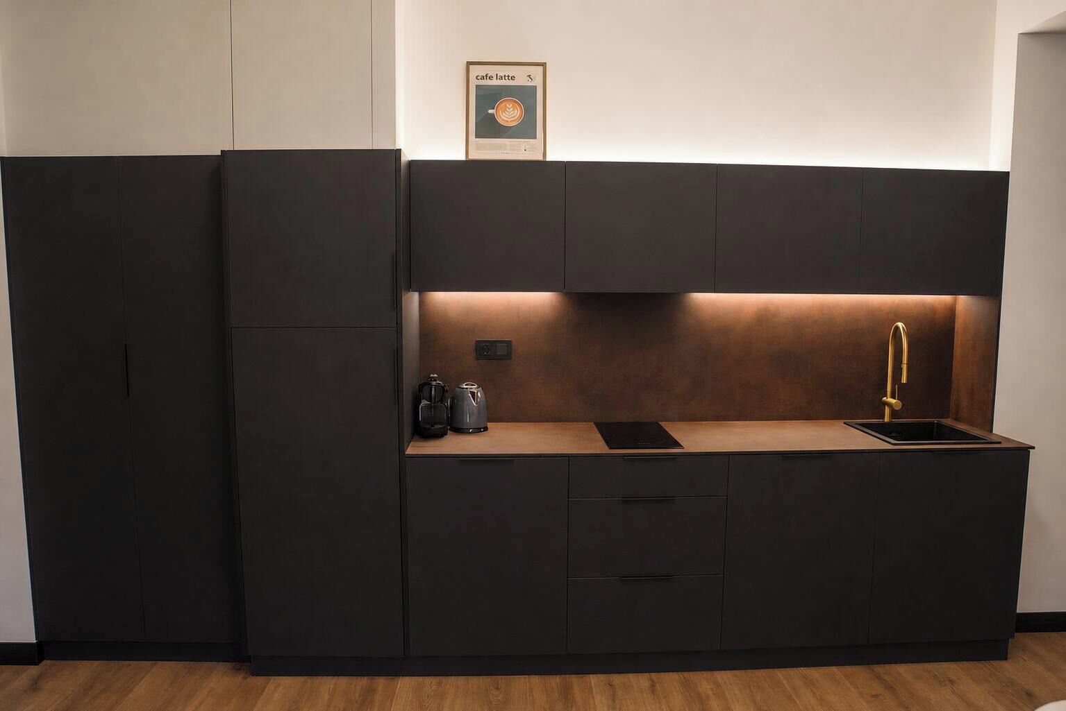 Suite | Zona de estar | Smart TV de 54 pulgadas con canales digitales, suelo radiante