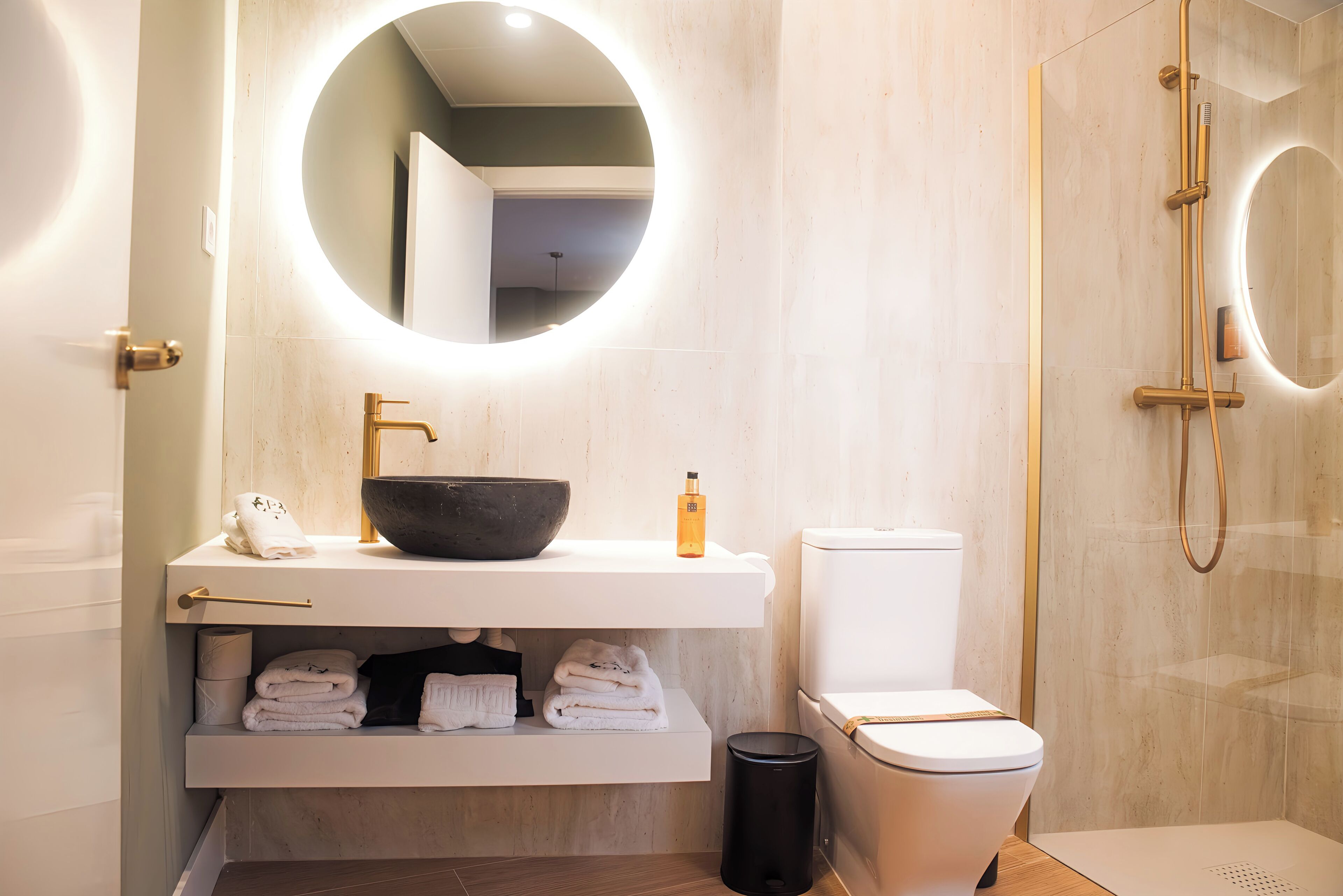 Suite estándar | Baño | Secador de pelo, toallas, jabón y champú