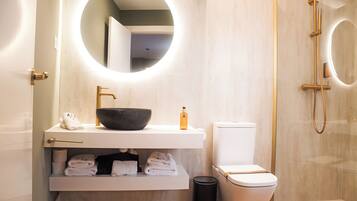 Suite estándar | Baño | Secador de pelo, toallas, jabón y champú