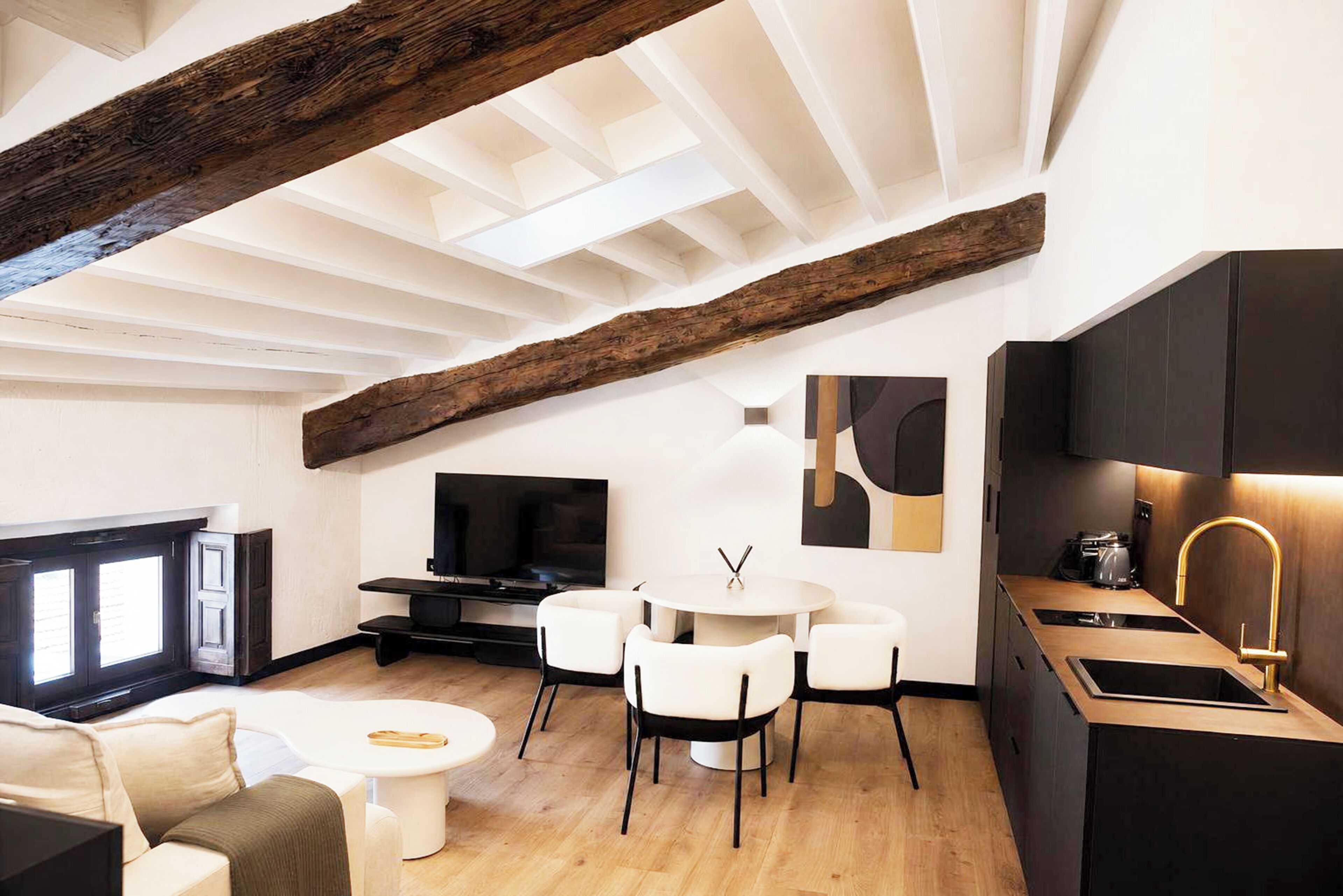 Suite, bañera de hidromasaje | Zona de estar | Smart TV de 54 pulgadas con canales digitales, suelo radiante