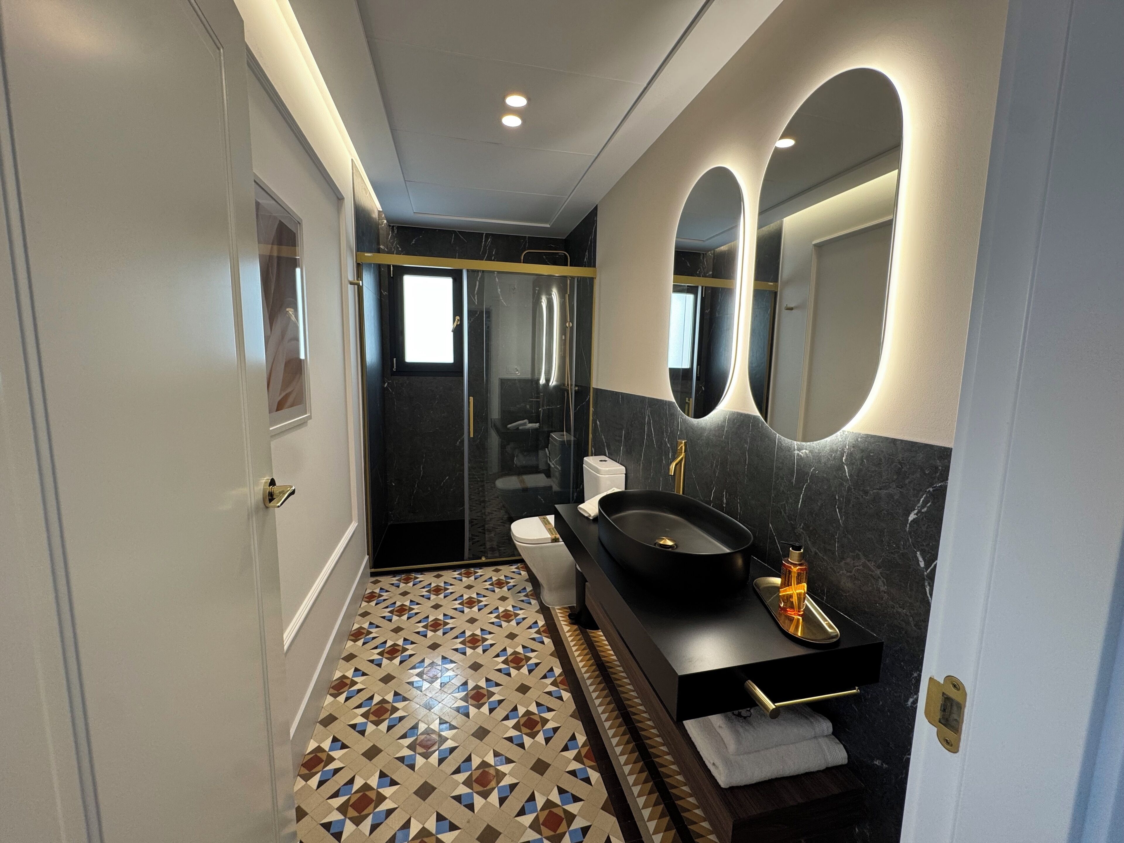 Deluxe Suite, City View | Bathroom | Shower, hair dryer, towels, soap
