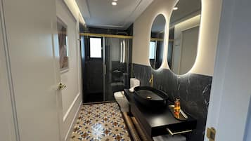 Deluxe suite, uitzicht op stad | Badkamer | Een douche, een haardroger, handdoeken, zeep