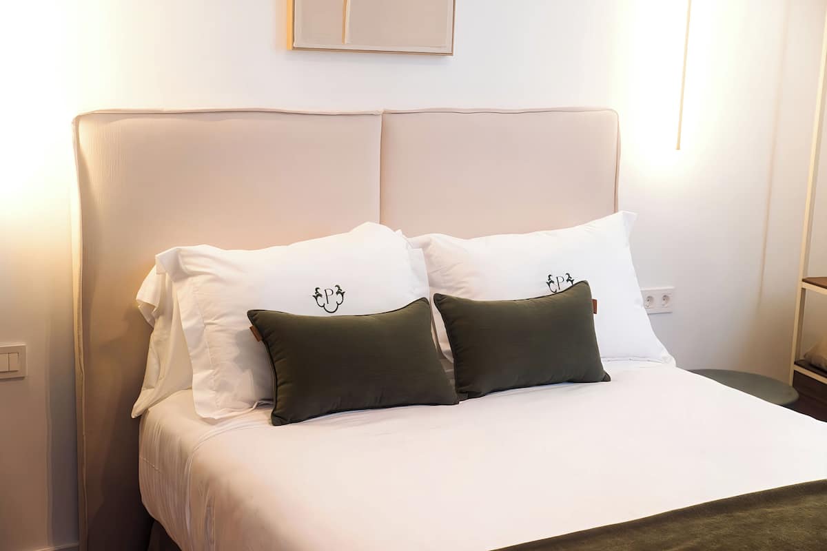 Standard Suite | Laptop workspace, WiFi (free), bed sheets