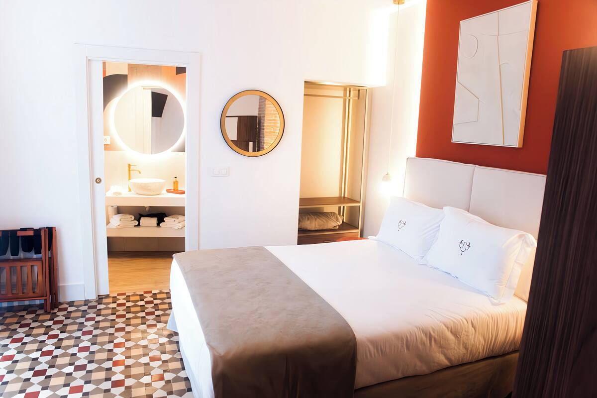 Deluxe Suite, 1 Queen Bed with Sofa bed | Laptop workspace, WiFi (free), bed sheets