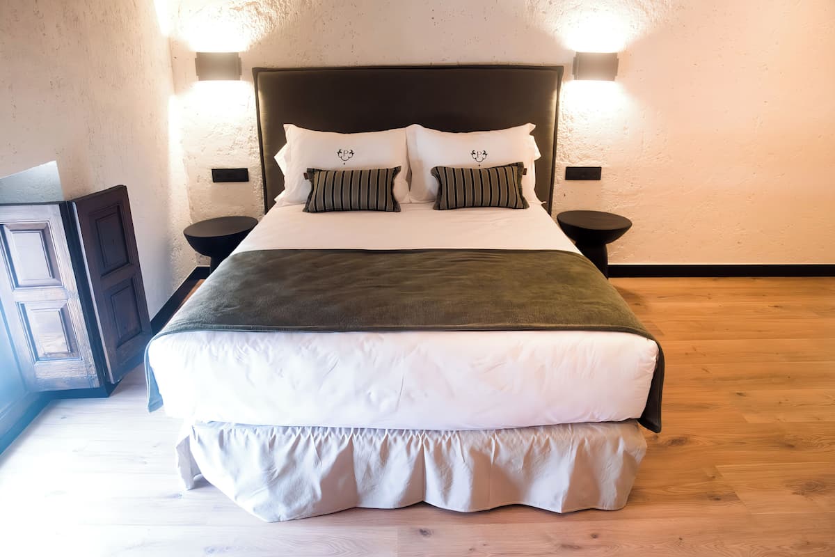 Suite | Laptop workspace, WiFi (free), bed sheets