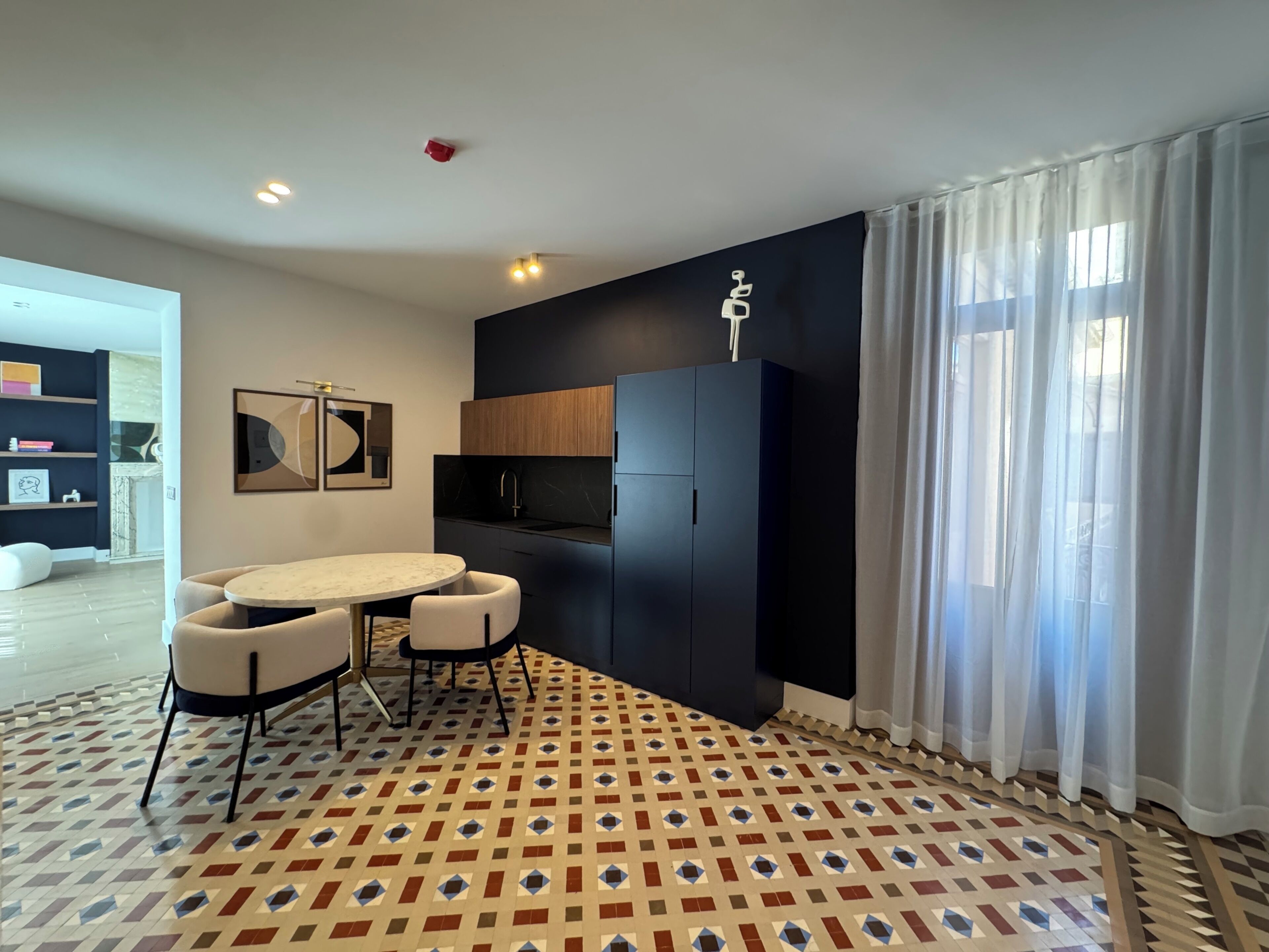 Deluxe Suite, City View | Dining