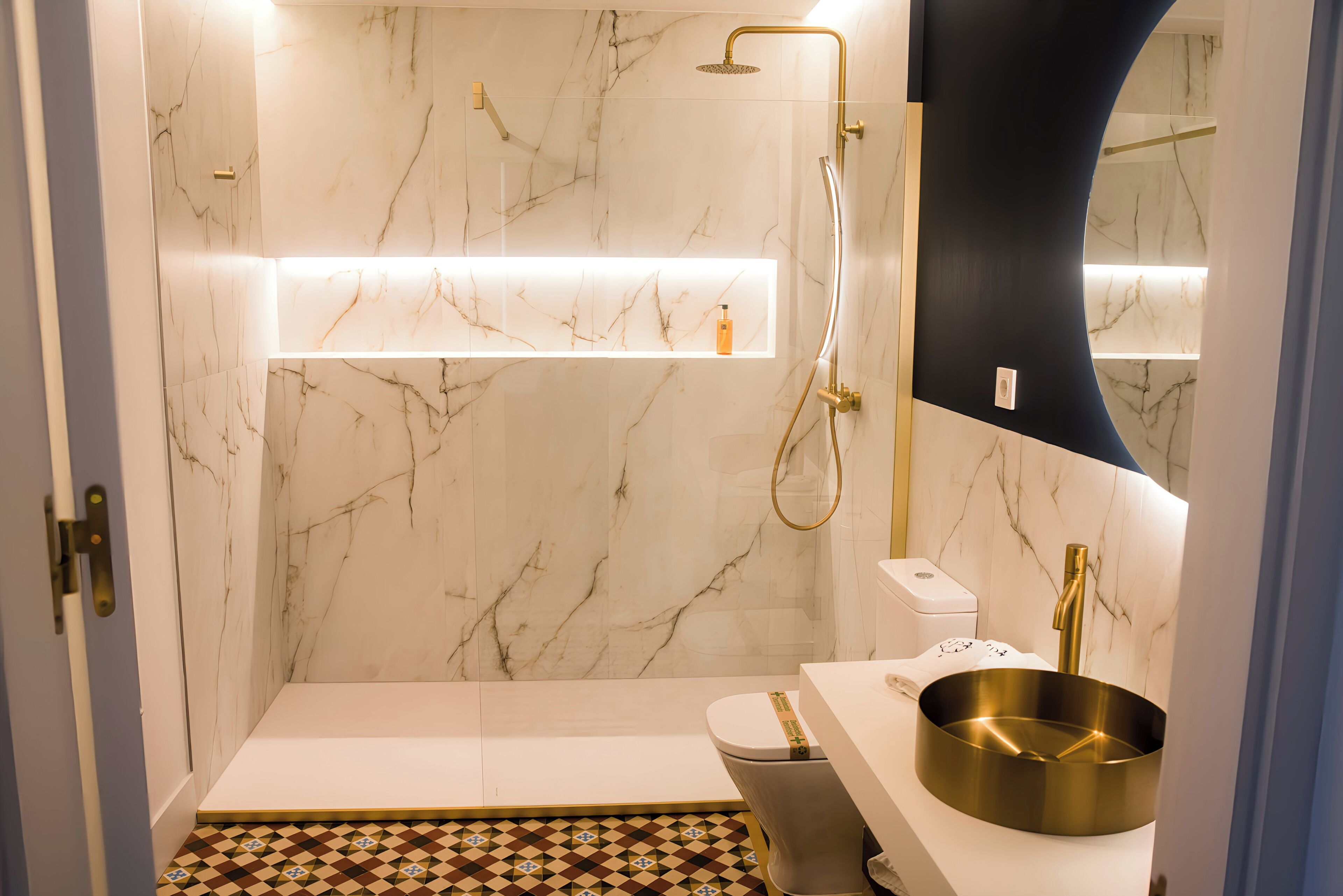 Suite Premium, bañera de hidromasaje | Baño | Secador de pelo, toallas, jabón y champú
