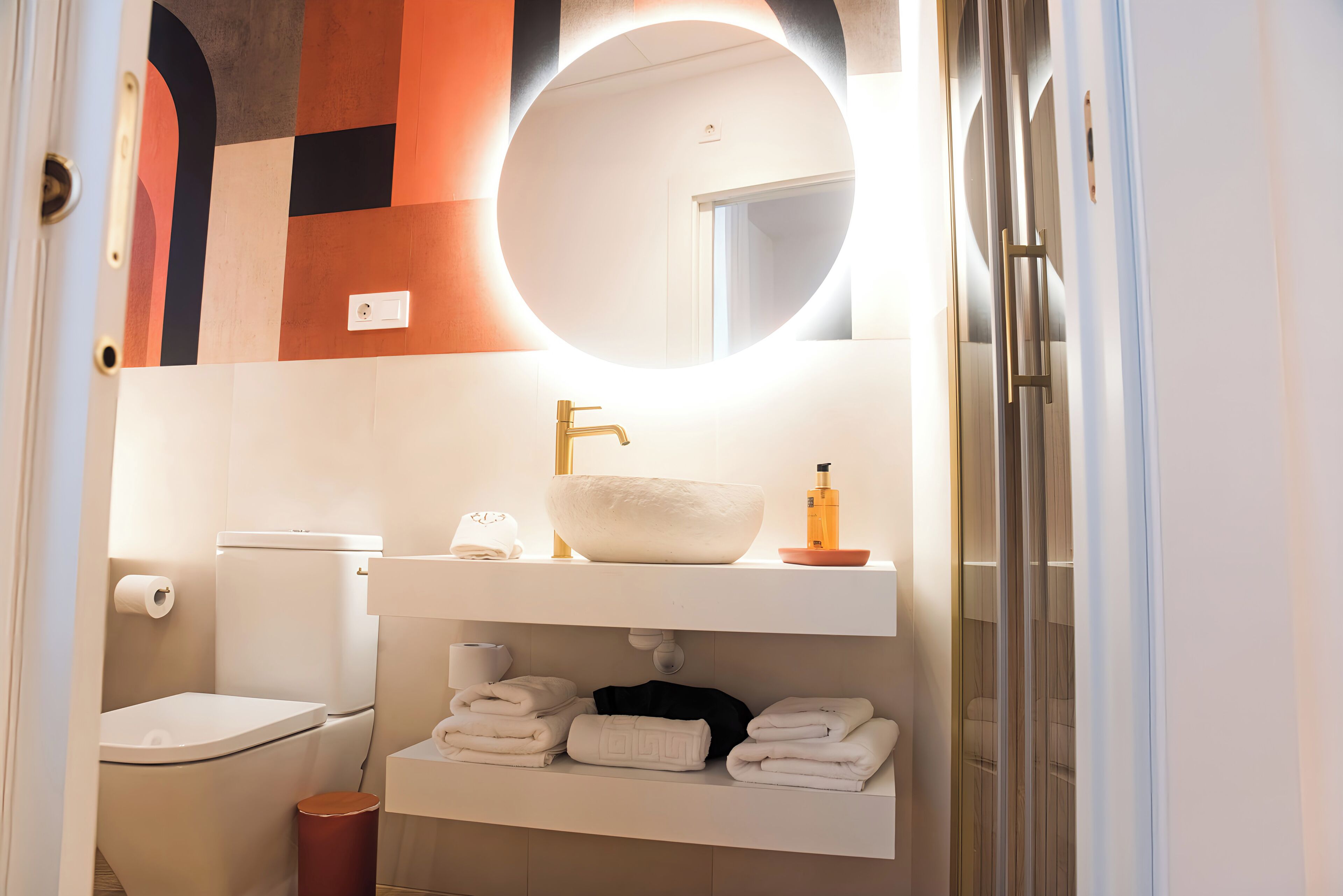 Deluxe Suite, City View | Bathroom | Shower, hair dryer, towels, soap
