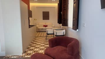 Suite Deluxe, vista a la ciudad | Área de sala de estar