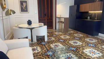 Deluxe suite, uitzicht op stad | Woonruimte