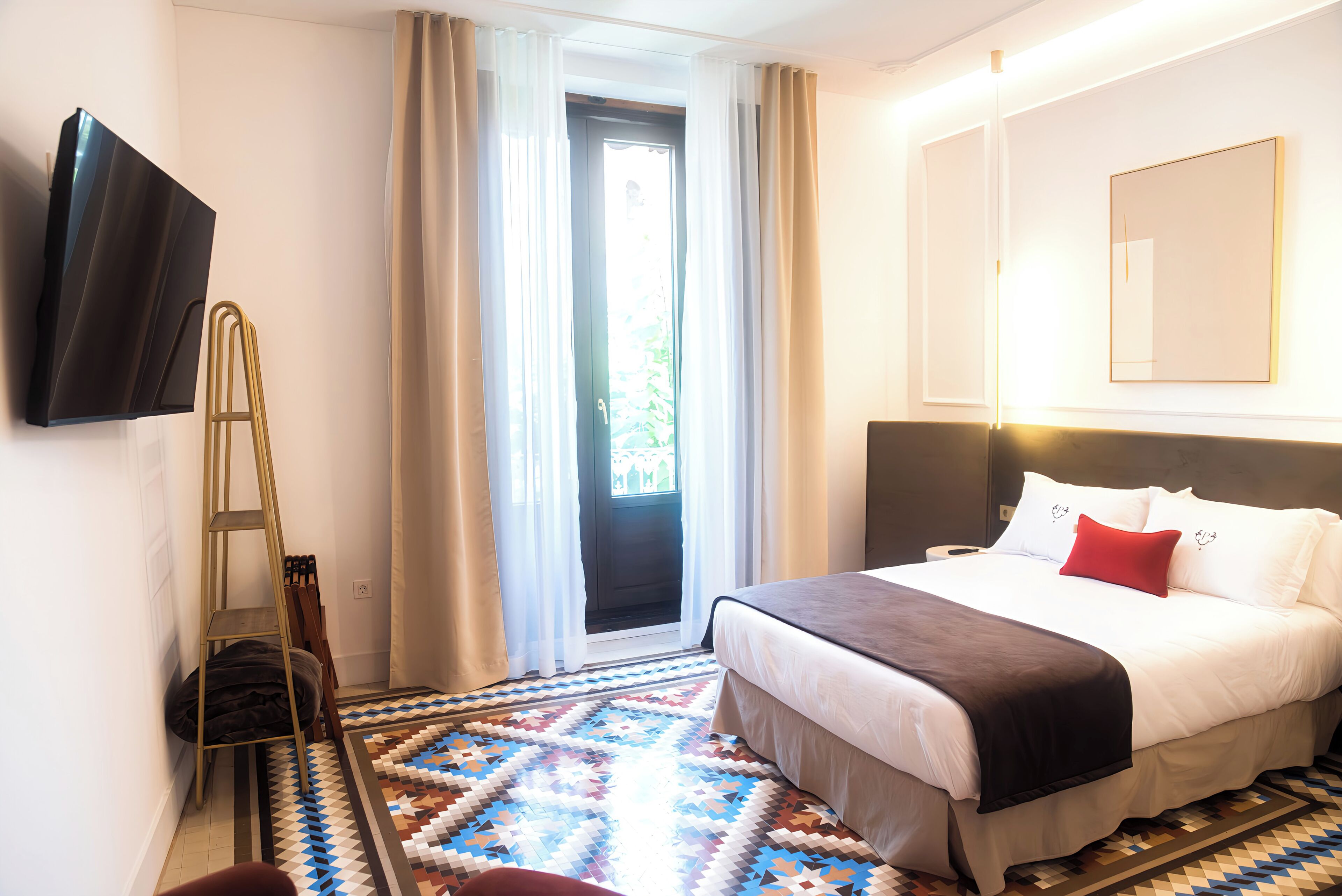 Espacio para trabajar con laptop, wifi gratis y ropa de cama 