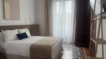 Deluxe Suite, City View | Laptop workspace, free WiFi