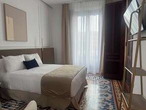 Deluxe Suite, City View | Laptop workspace, free WiFi