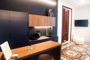 Una cocina moderna con estufa integrada, cafetera y encimera de madera.