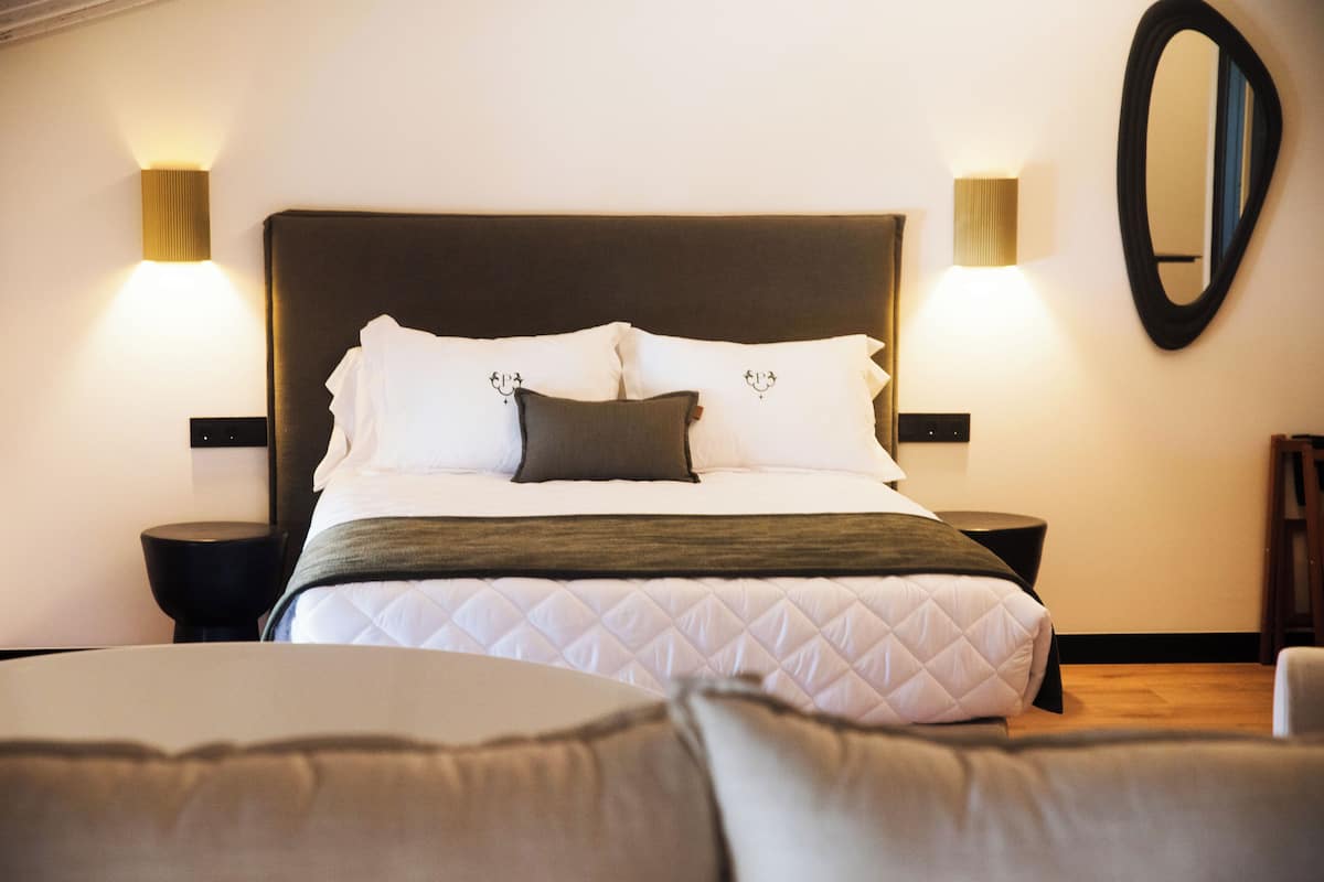 Suite, Hot Tub | Laptop workspace, WiFi (free), bed sheets
