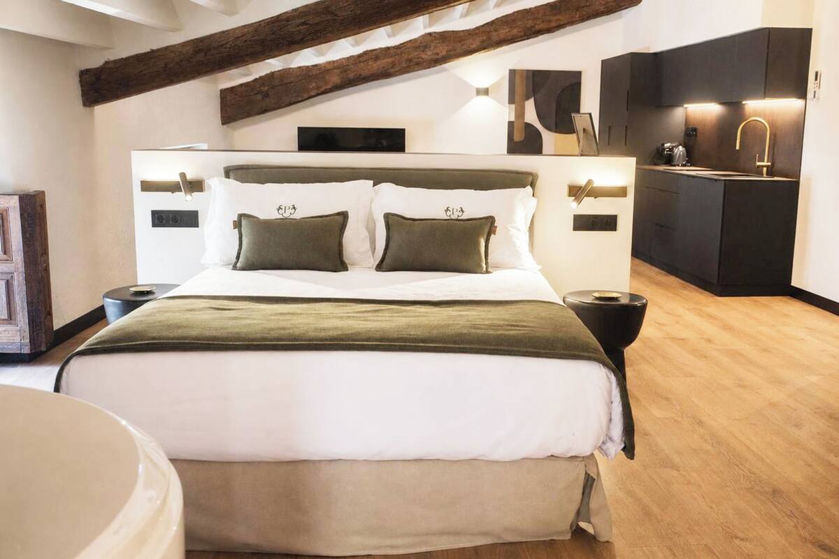 Suite, Hot Tub | Laptop workspace, WiFi (free), bed sheets