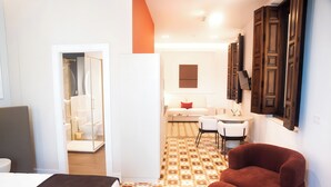 Laptop workspace, free WiFi, bed sheets - Platea Concept Suites (Caudete)