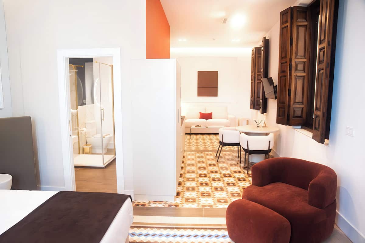 Comfort Suite, City View | Laptop workspace, WiFi (free), bed sheets