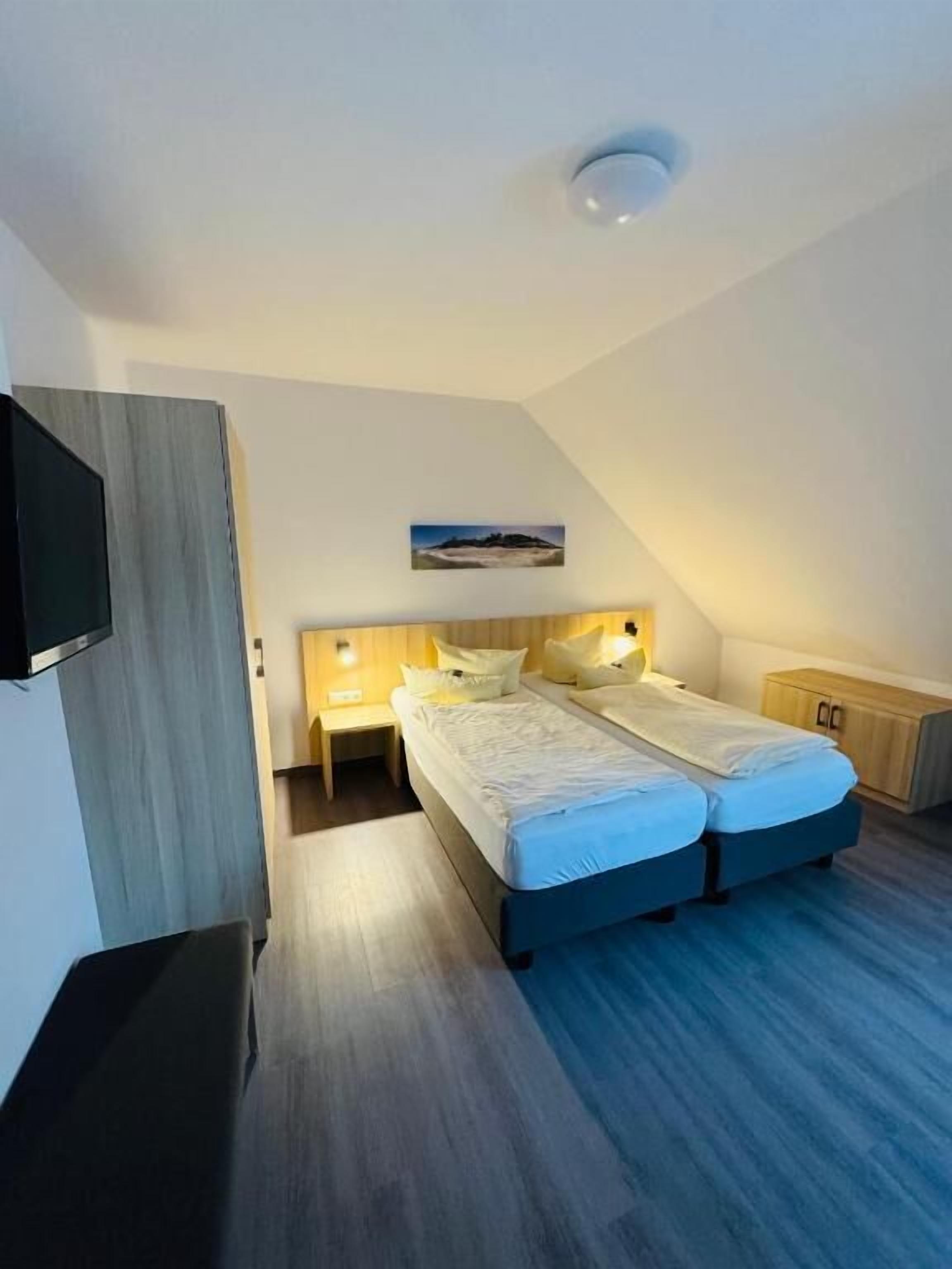 Familie suite, uitzicht op de baai | Een kluis op de kamer, een bureau, geluiddichte muren, gratis wifi
