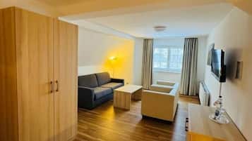 Superior Double Room, Garden View | Living area