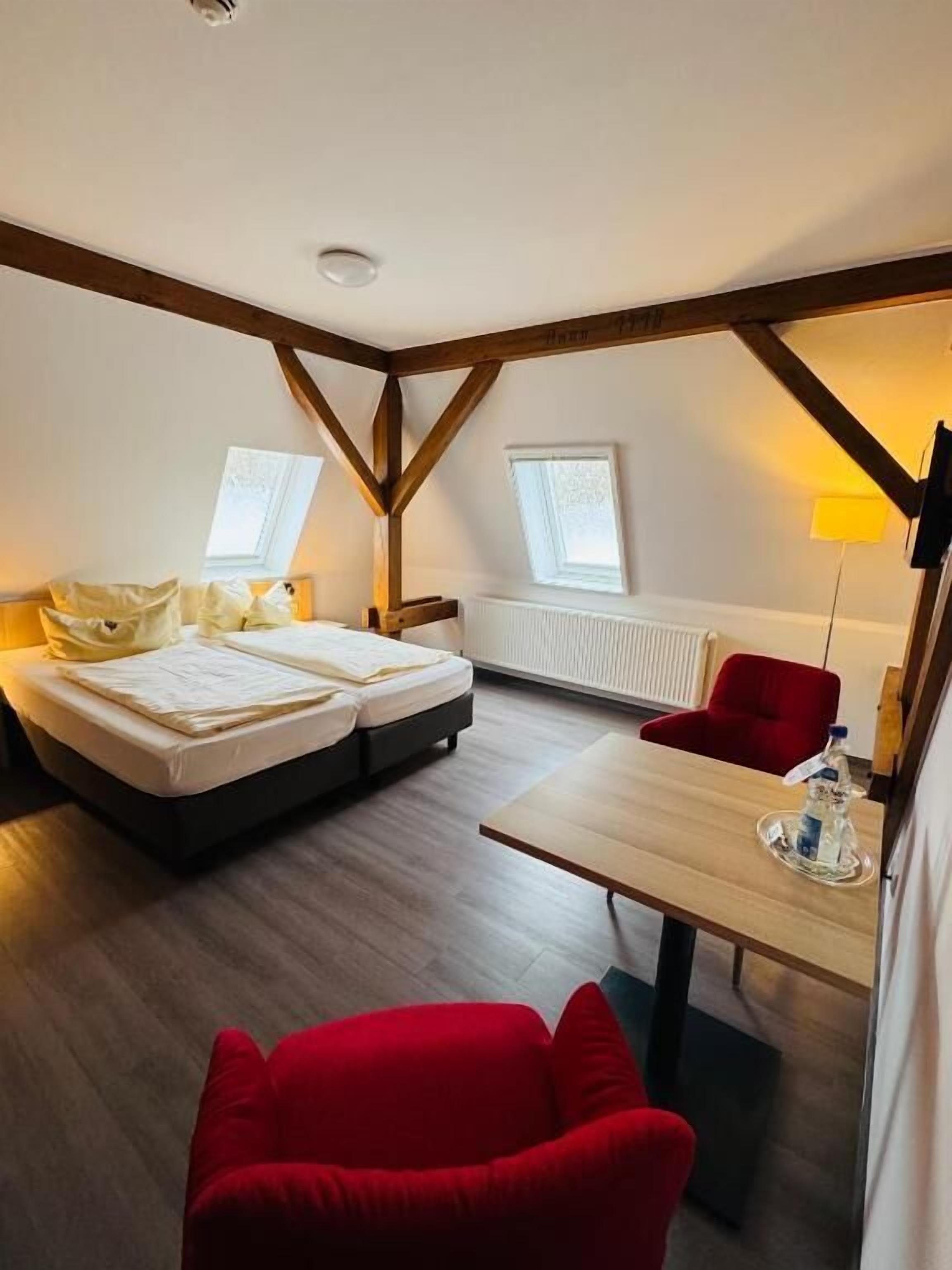 Klassieke tweepersoonskamer | Een kluis op de kamer, een bureau, geluiddichte muren, gratis wifi