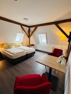 Klassieke tweepersoonskamer | Een kluis op de kamer, een bureau, geluiddichte muren, gratis wifi