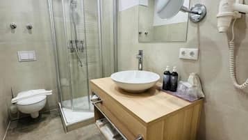 Douche, sèche-cheveux, serviettes fournies, savon