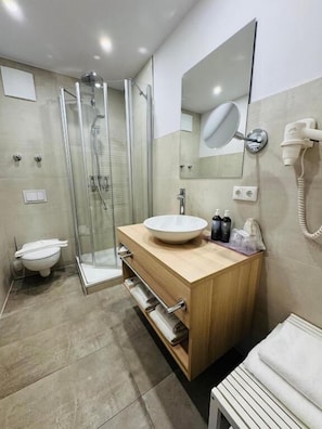 Een douche, een haardroger, handdoeken, zeep