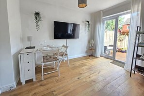 Smart TV - Modern 2-Bed Home | Private Garden & 2 Parking Spaces | Birmingham Central (Birmingham)
