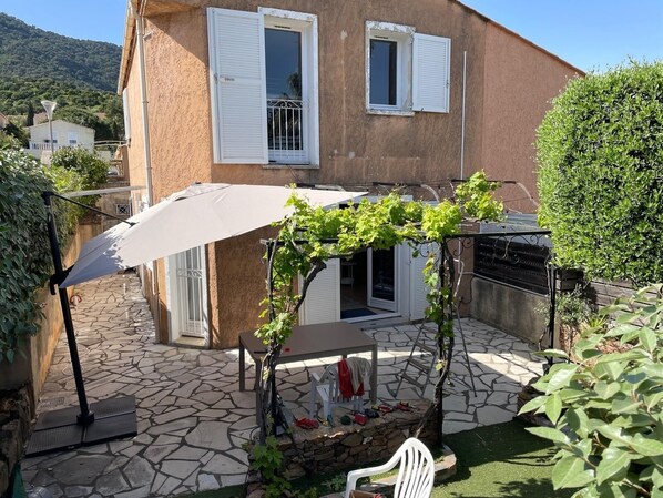 Terrace/patio - Provençal farmhouse near the town center and the beaches (Cavalaire-sur-Mer)