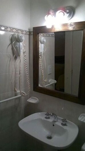 Hair dryer, towels, soap, shampoo - La Posada de los Robles (LAS GRUTAS)