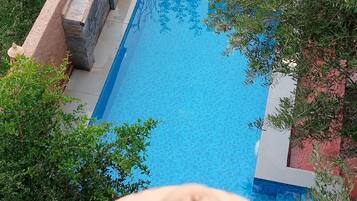 Kolam renang indoor dan kolam renang outdoor