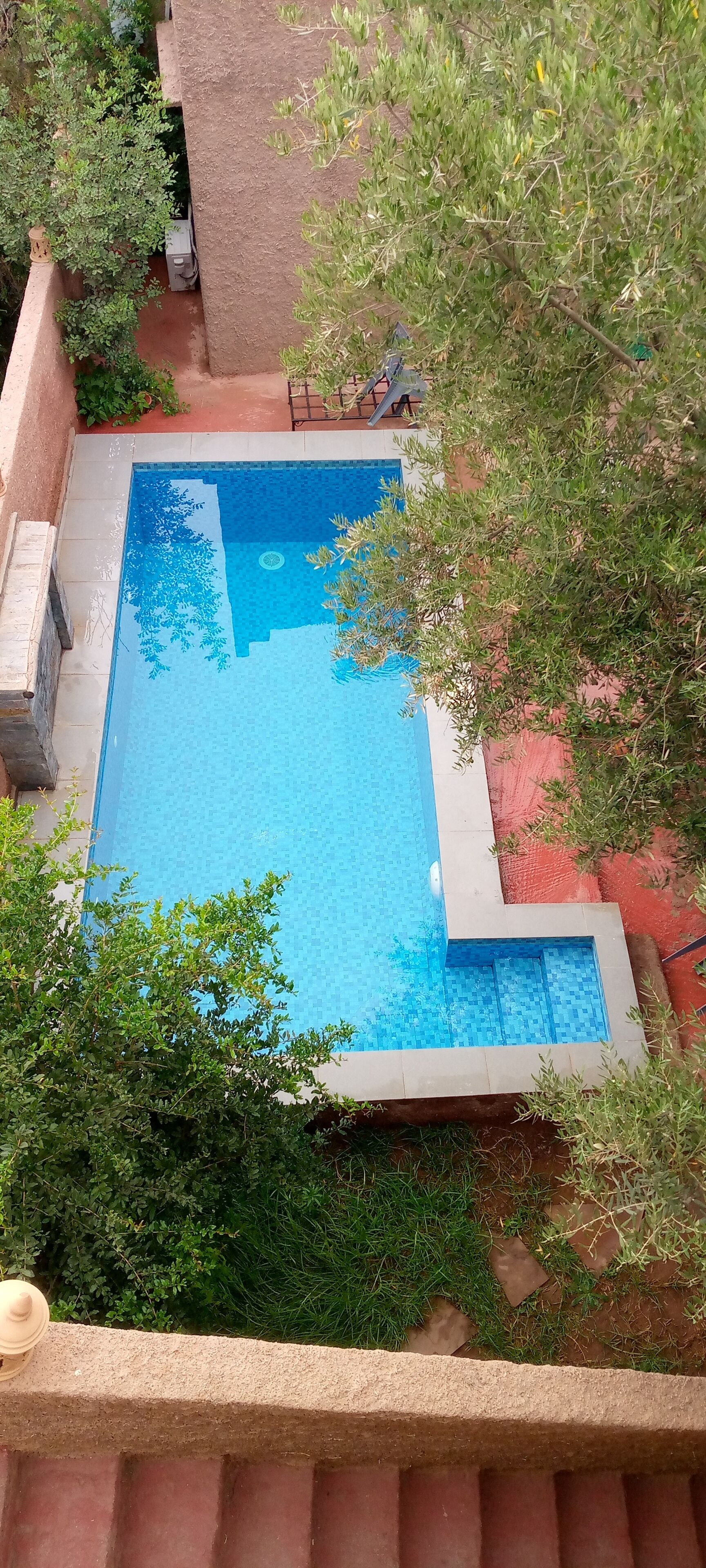 Kolam renang indoor dan kolam renang outdoor