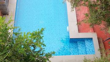 Kolam renang indoor dan kolam renang outdoor