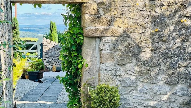 A stone wall with a doorway leading to a paved path. - Fox Cottage / Luxury 2 Bed (sleeps 4) with stunning views and 4 acre dog field (Matlock)
