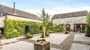 Exterior - Fox Cottage / Luxury 2 Bed (sleeps 4) with stunning views and 4 acre dog field (Matlock)