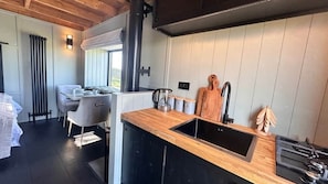 Wasserkocher mit Kaffee-/Teezubehör, Kühlschrank, Mikrowelle, Toaster