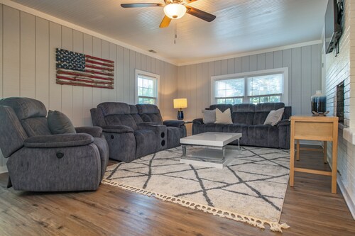 Farmhouse Retreat in the Country w/ Fresh Egg, Sheep and large Firepit