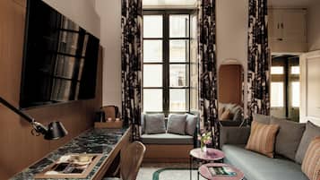 Grand suite (Nobile) | Luxe beddengoed, een minibar, een kluis op de kamer, een bureau