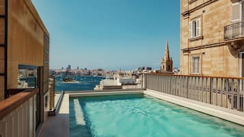 Piscina externa, funciona das 8h às 22h, guarda-sóis, espreguiçadeiras