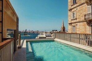 Piscina externa, funciona das 8h às 22h, guarda-sóis, espreguiçadeiras