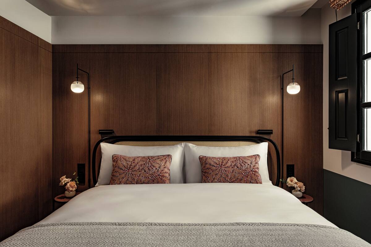 Roupas de cama premium, frigobar, cofres nos quartos, escrivaninha