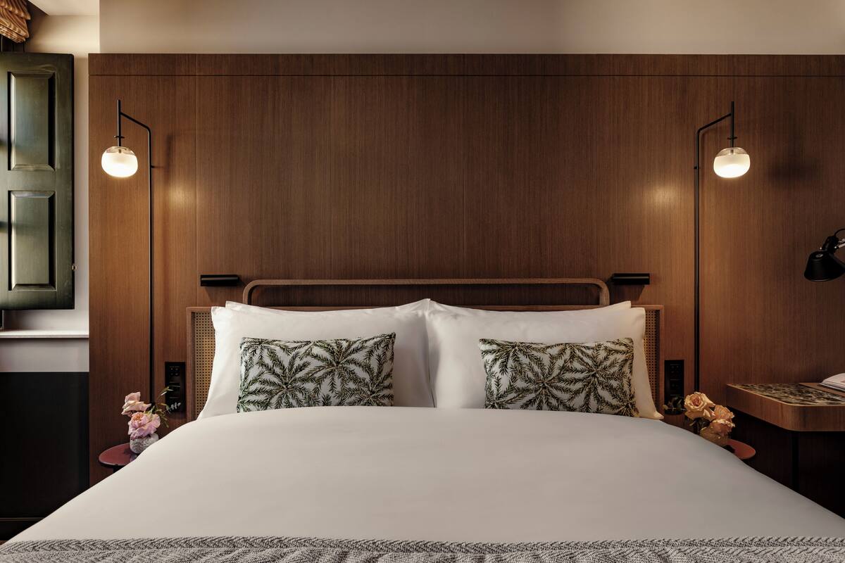 Roupas de cama premium, frigobar, cofres nos quartos, escrivaninha