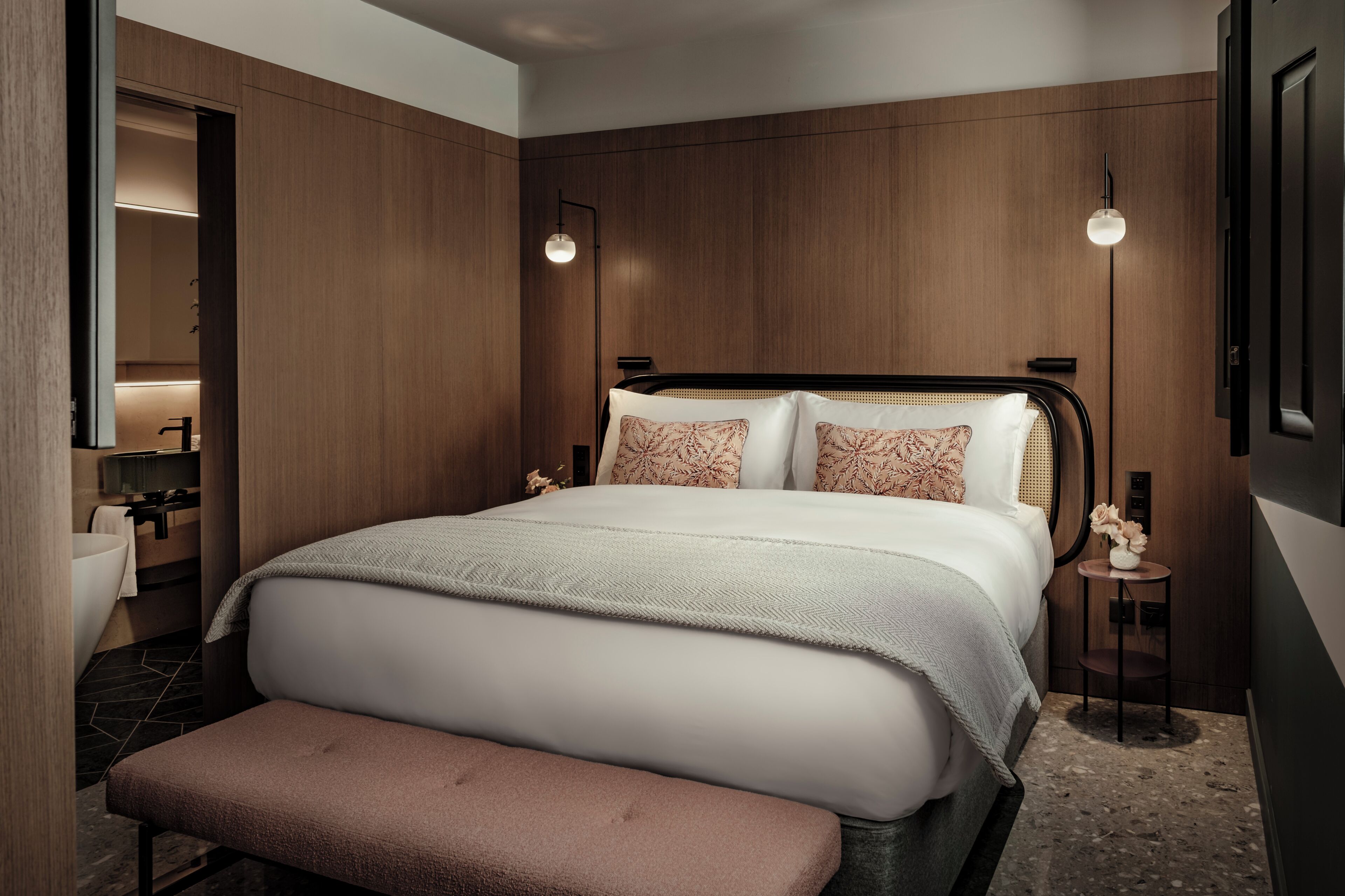 Executive kamer | Luxe beddengoed, een minibar, een kluis op de kamer, een bureau