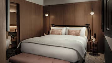 Executive kamer | Luxe beddengoed, een minibar, een kluis op de kamer, een bureau