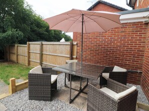 Outdoor dining - Meadow View (Rhyl)