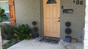 A house with a beige door, a mailbox, and a number '106' on the wall. - 4BED Pool Down Town Home Near UMHB & SW Hospital (Belton)